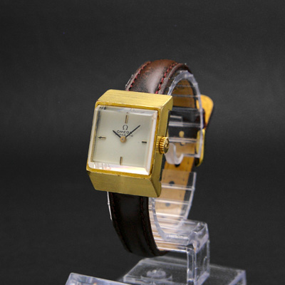 オメガ レディースウオッチ 白文字盤 スクエアフェイス ヴィンテージ 立体ケース