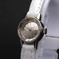 オメガ レディースアンティークウオッチ シルバー文字盤 プリズム風防＆ホワイトベルト仕様