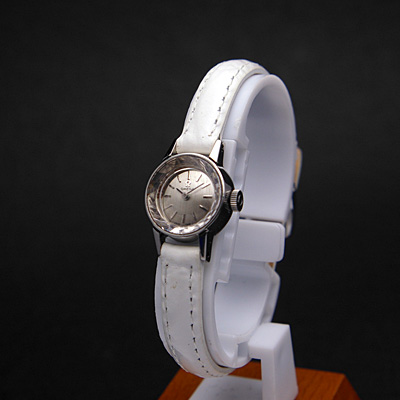 オメガ レディースアンティークウオッチ シルバー文字盤 プリズム風防＆ホワイトベルト仕様