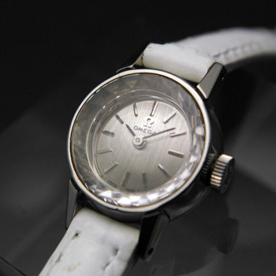 オメガ レディースアンティークウオッチ シルバー文字盤 プリズム風防&ホワイトベルト仕様 02
