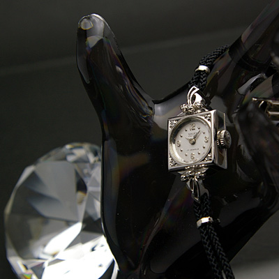 グリュエン レディースアンティークウオッチ ダイヤ装飾 ホワイトゴールドスクエアケース