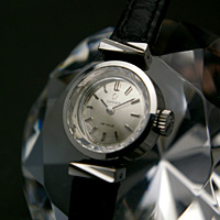 オメガ レディースアンティークウオッチ シルバー文字盤 プリズム風防＆ブラックベルト仕様