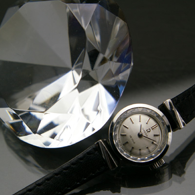 オメガ レディースアンティークウオッチ シルバー文字盤 プリズム風防＆ブラックベルト仕様