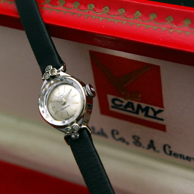 キャミー レディースアンティークウオッチ シルバーダイアル 銀色で華奢なケース 宝飾腕時計 箱付き 03