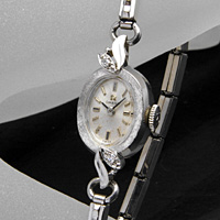 オメガ ダイヤ装飾 14KWG オーバルケース アンティーク 手巻き レディースウオッチ