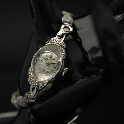 ブローバ レディースアンティークウオッチ アーモンドケース しぼりメッシュベルト