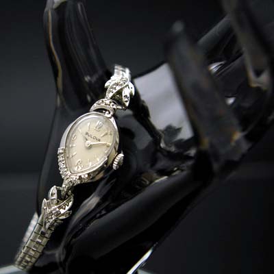 ブローバ ティアドロップ型 14KWG ダイヤ装飾 レディースアンティークウオッチ プリズム風防 分解掃除済み