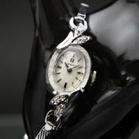 オメガ オーバルシェイプ 14KWG ボタニカルデザイン ダイヤ装飾 レディースアンティークウオッチ