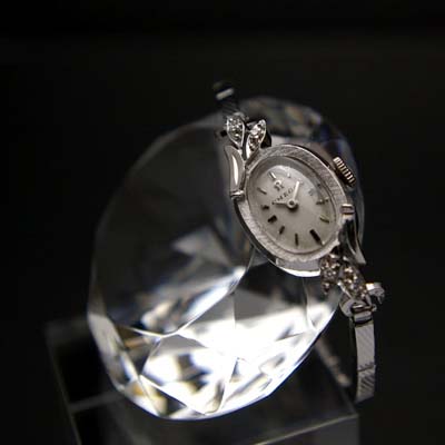 オメガ オーバルシェイプ 14KWG ボタニカルデザイン ダイヤ装飾 レディースアンティークウオッチ