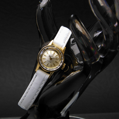 オメガ デ・ビル ペールゴールドダイアル プリズム風防 レディースアンティークウオッチ ホワイトベルト