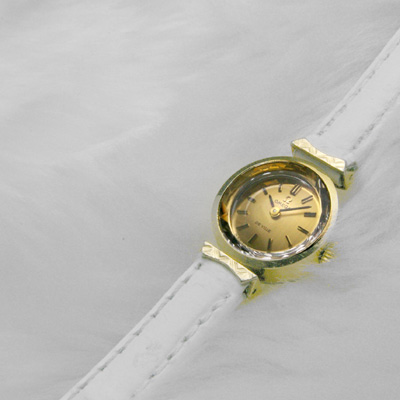 オメガ デ・ビル ゴールドダイアル プリズム風防 レディースアンティークウオッチ ホワイトベルト 02