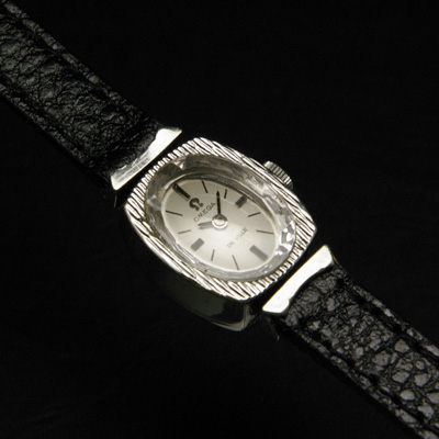 オメガ デ・ビル トノーケース シルバーダイアル ブラック＆ホワイトベルト レディースアンティークウオッチ