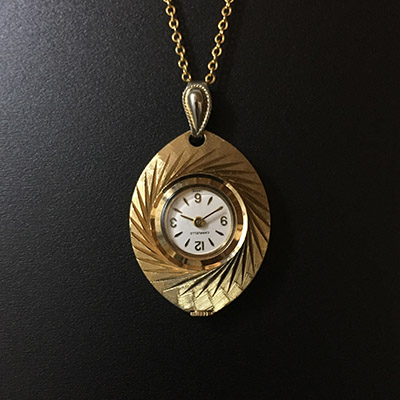 キャラベル 手巻き ペンダントウオッチ リーフ型 レディース アンティーク